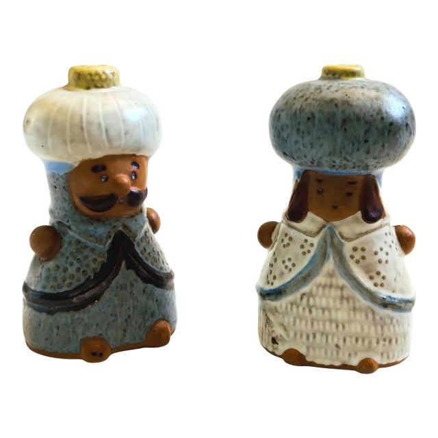 Mid Century Pottery King and Queen Salt and Pepper Shakers For Sale