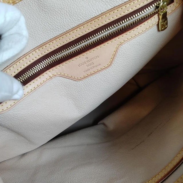 French A 2006 Louis Vuitton Monogram Coated Canvas and Leather Bucket Gm Tote Bag For Sale - Image 3 of 14