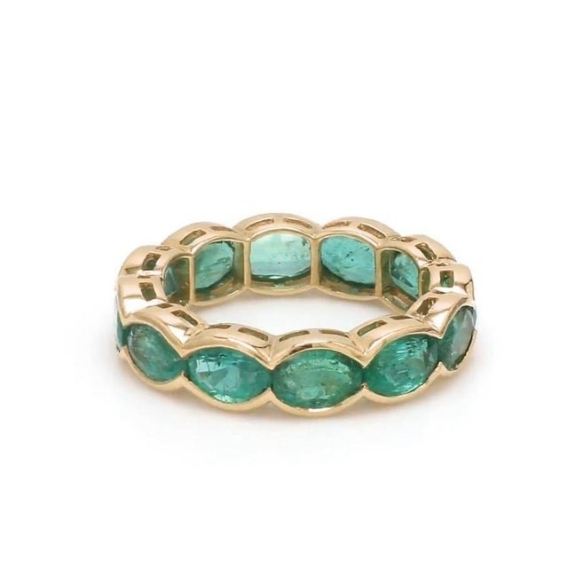 Natural 5.28 cts Zambian emerald band ring in 18k gold For Sale - Image 10 of 18