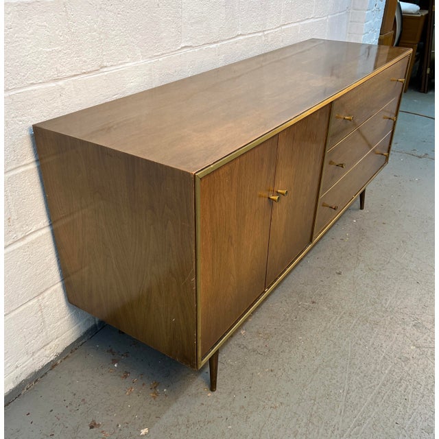 Mid-Century Modern Walnut and Brass Six Drawer Dresser For Sale In New York - Image 6 of 18