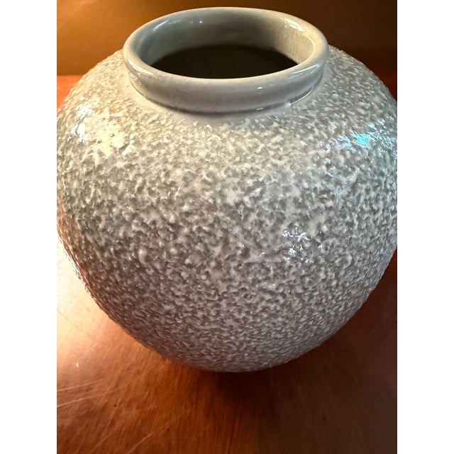Hyalyn VTG Art Pottery Vase #255 Light Grey Speckle Glaze Planter Vase For Sale - Image 4 of 7
