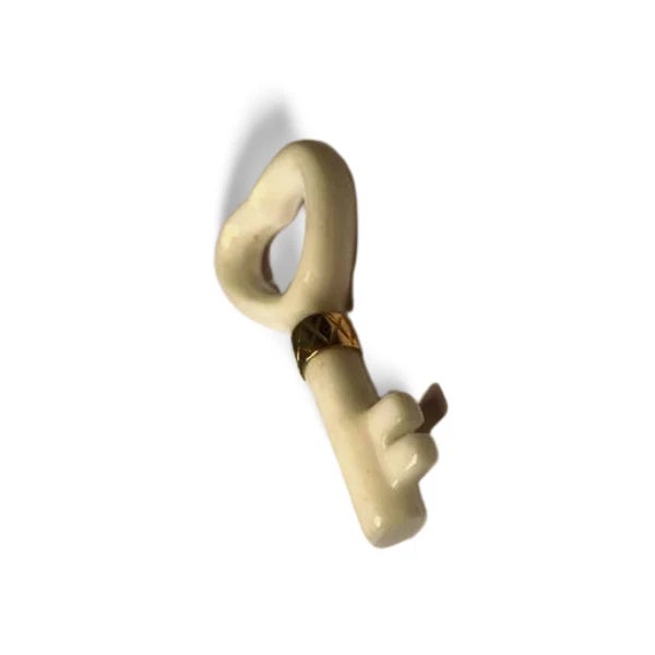 Modern Late 20th Century 14K Yellow Gold White Agate Key Pendant Slide Necklace Modern Estate For Sale - Image 3 of 3