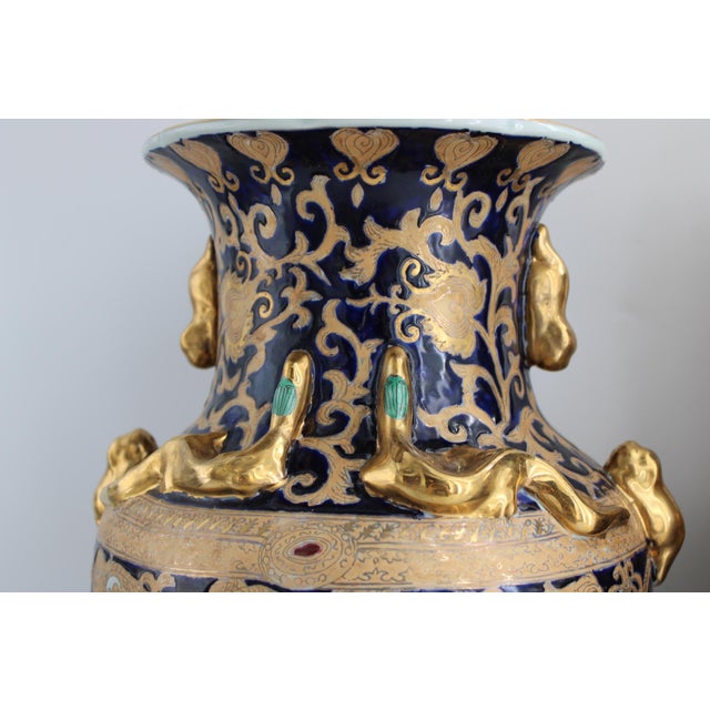 Mid 20th Century Pair Large 18" Chinese Porcelain Vases Cobalt Blue Gold Hunt Scene Chinoiserie For Sale - Image 10 of 18