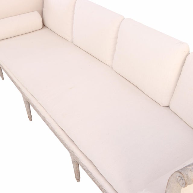 Early 19th Century A Swedish Gustavian-Style Painted Settee / Daybed W/Cushions, C. 1800. For Sale - Image 5 of 8