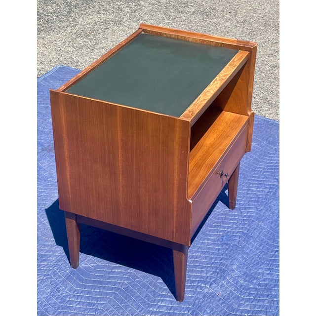 Mid 20th Century American of Martinsville Walnut Nightstands/End Tables MCM, Pair For Sale - Image 6 of 18