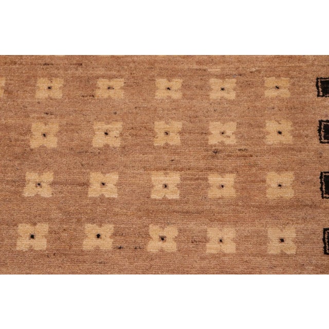 1990s Classic Ziegler Tan Black Hand-Knotted Wool Rug - 5'10'' X 8'9'' For Sale - Image 5 of 8