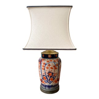 Vintage Imari Style Hand-Painted Ceramic Table Lamp With Brass Hardware & Square Shade – Chinoiserie / Hollywood Regency For Sale