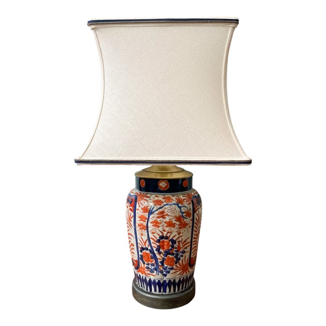 Vintage Imari Style Hand-Painted Ceramic Table Lamp With Brass Hardware & Square Shade – Chinoiserie / Hollywood Regency For Sale