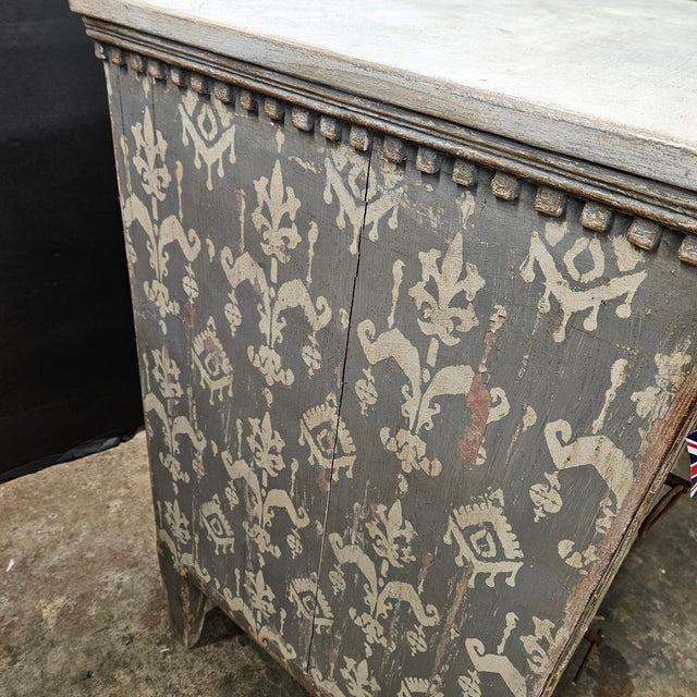 Late 19th Cenutry Grey & White 3 Drawer Italian Style Commode With Dental Molding Accent For Sale - Image 14 of 18