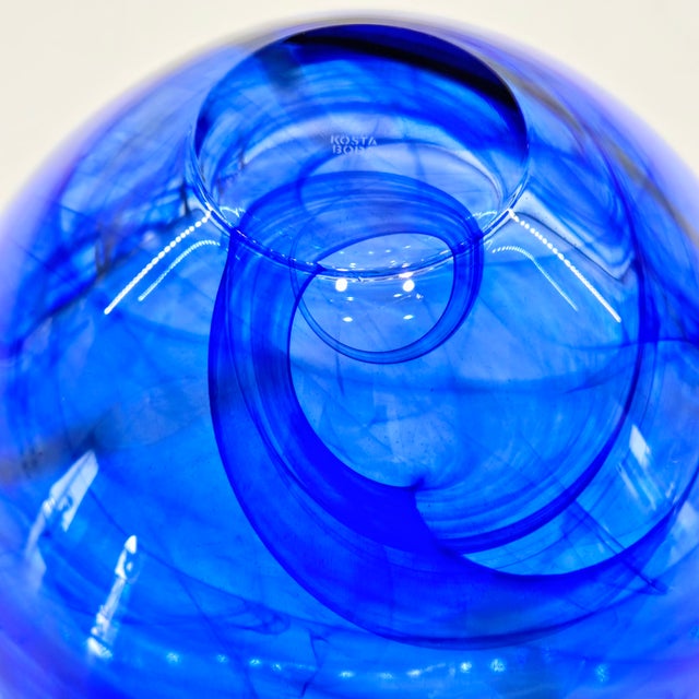 Kosta Boda Contrast Blue Swirl Crystal Art Glass Bowl by Anna Ehrner For Sale - Image 9 of 10