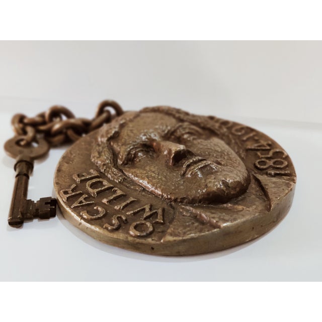 Rare L' Hotel Paris Oscar Wilde Large Bronze Medallion Key Fob With Key, Circa Mid-20th Century For Sale - Image 9 of 9