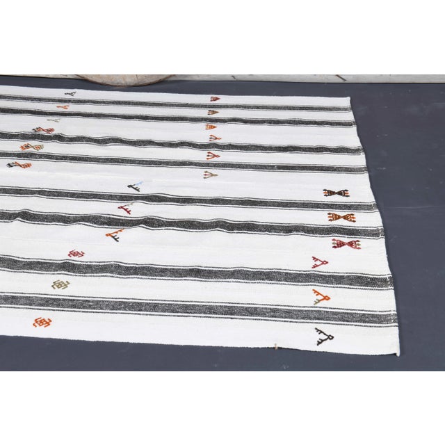 1970s Vintage Turkish Hand-Knotted Wool Cotton White Kilim Area Rug For Sale - Image 5 of 10