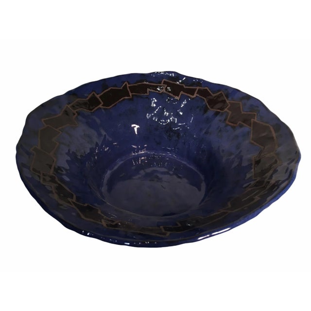 Beautiful 1980s post modern decorative bowl. This ceramic piece is of clay and features a thick textured glazed exterior...