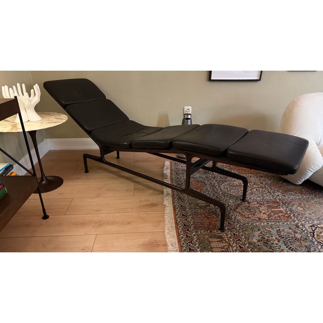 ES 106 Soft Pad Chaise Lounge in Black Leather by Charles and Ray Eames for Vitra, 1990s For Sale - Image 6 of 16