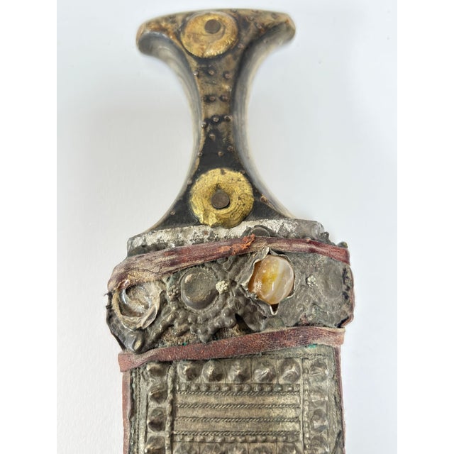 Brown Antique Yemeni Jambiya Dagger With Silver-Mounted Scabbard, Early 20th Century For Sale - Image 8 of 17