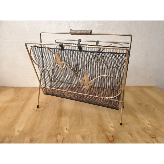 1960s Mid Century Steel Mesh Magazine Rack with Fleur De Lis Motif For Sale - Image 4 of 11