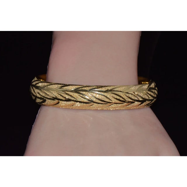 Gorgeous 14k Solid Gold Engraved Leaves Stacking Bangle Bracelet For Sale - Image 4 of 13
