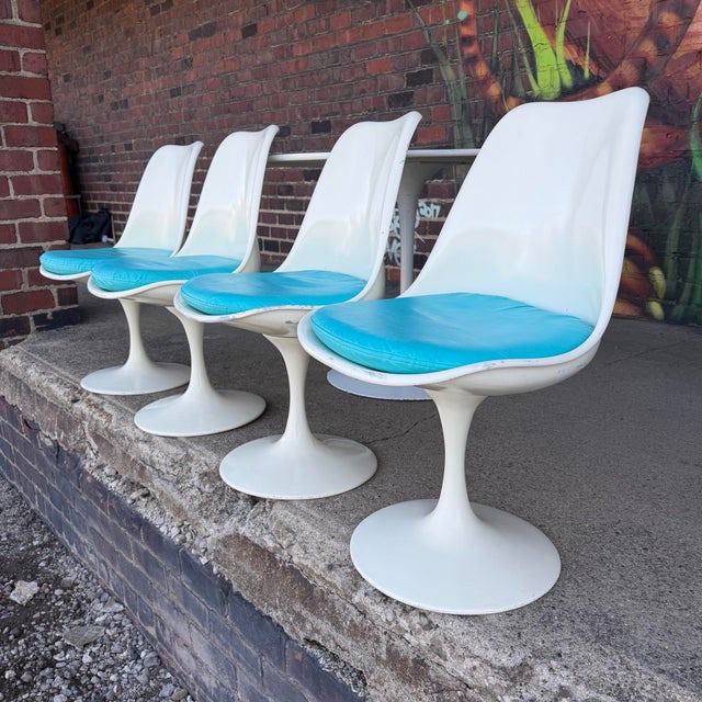 Mid 20th Century Vintage Eero Saarinen for Knoll, Tulip Chairs and a Tulip Table For Sale - Image 5 of 12