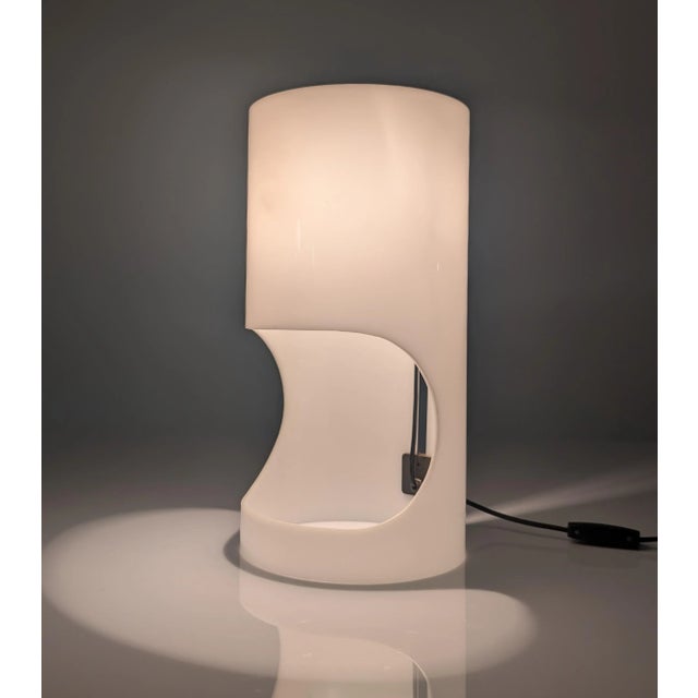 Table lamp designed by Joan Antoni Blanc for Tramo in Spain, 1970. Made of glossy white plastic, it features a cylindrical...