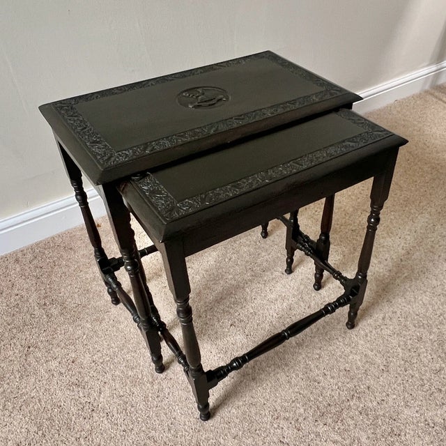 English Late Victorian Dyed and Carved Walnut Nesting Tables with Ivy Borders and Stag Emblem, 1890s, Set of 2 For Sale - Image 6 of 18