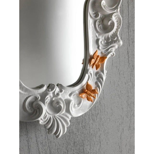 Ceramic becomes a game that allows the butterflies to move and move in their mother form, the mirror, thanks to the use of...