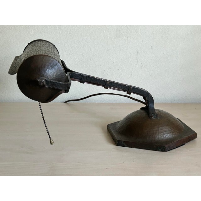 1930s Art Deco Hammered Solid Brass Banker's Desk Table Lamp With Wood-Core Base For Sale - Image 4 of 12