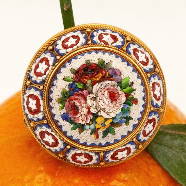 Early 20th Century Victorian 14k Yellow Gold Floral Micro Mosaic Pin For Sale In New York - Image 6 of 10