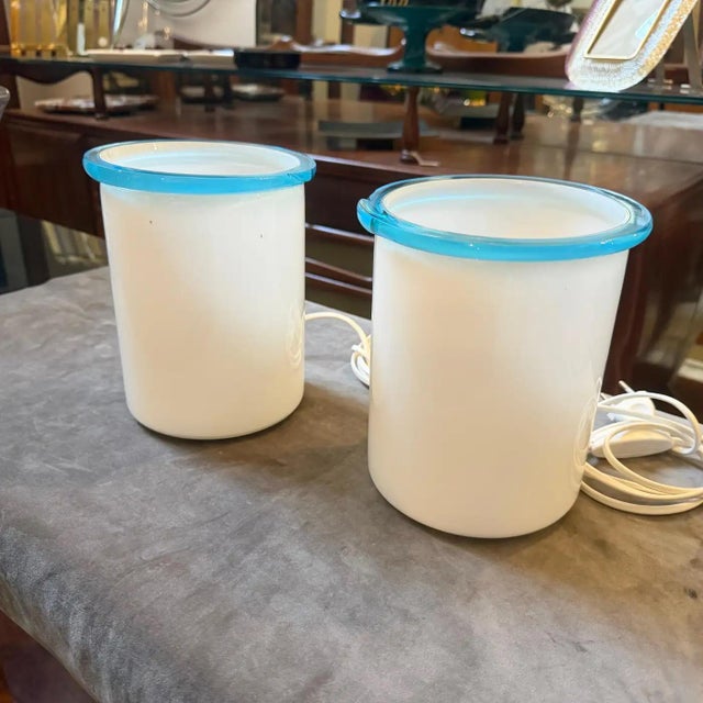 Two 1980s Mid-Century Modern White and Turquoise Murano Glass Bed Lamps by Itre For Sale - Image 11 of 17