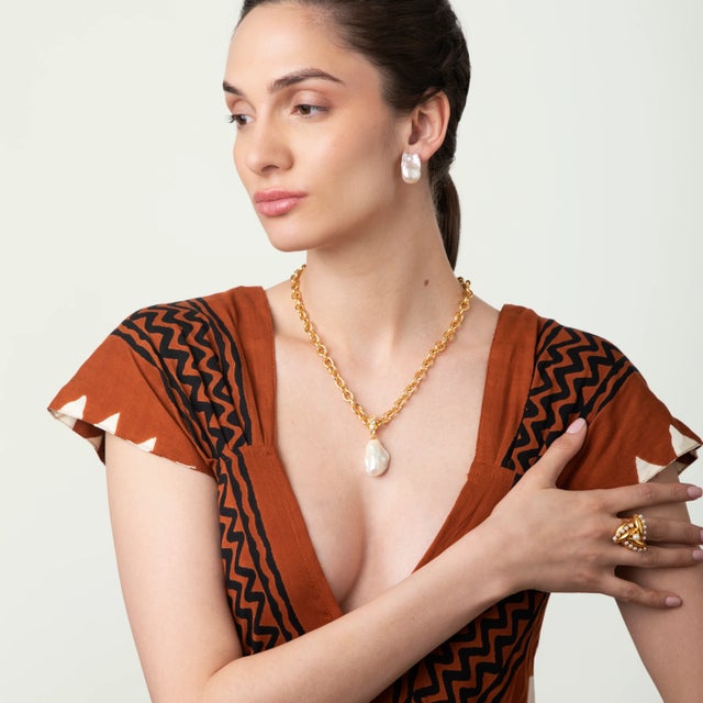 The Marlene Studs, crafted from baroque pearls, epitomize uniqueness and timelessness. Embodying vintage style, these...