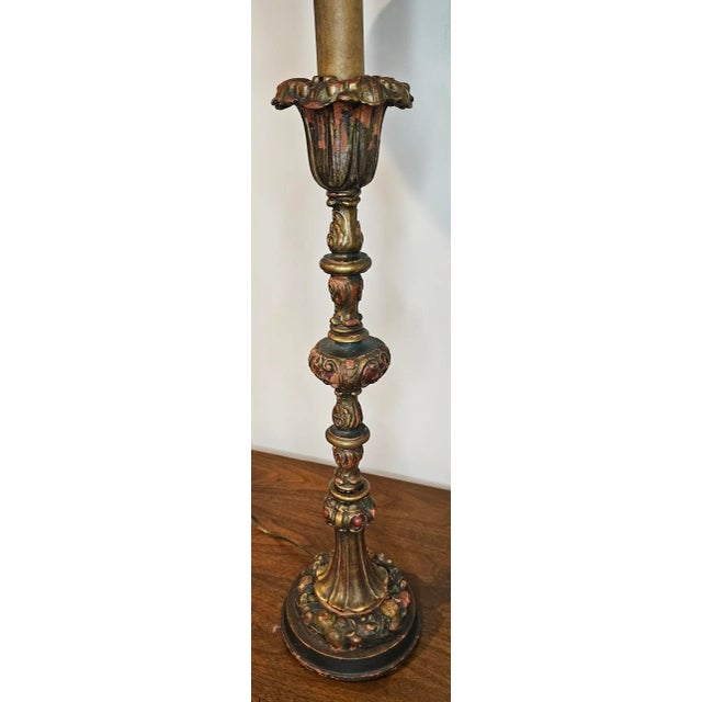Baroque Pair of Vintage Italian Baroque Painted and Gilt Carved Wooden Candlestick Style Table Lamps For Sale - Image 3 of 8