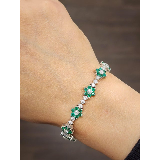 Modern 7.35 Ct Natural Emerald & Diamond Tennis Bracelet For Sale - Image 3 of 9