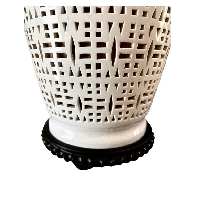 Vintage Chinoiserie White Pierced / Reticulated Blanc De Chine Ginger Jar Vase Table / Accent Lamp For Sale In Dallas - Image 6 of 9