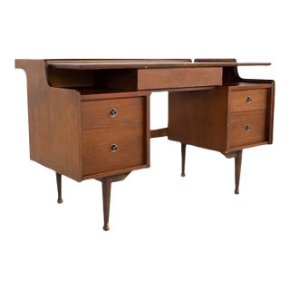 1960s Mid Century Modern Mainline Hooker Walnut Double Pedestal Floating Top Desk For Sale