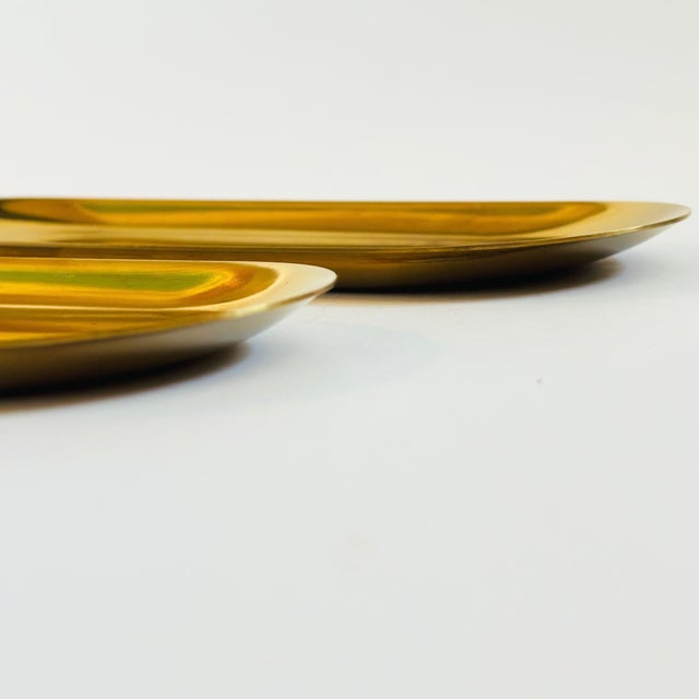 Metal Vintage Oval Brass Nesting Trays - Set of 2 For Sale - Image 7 of 8