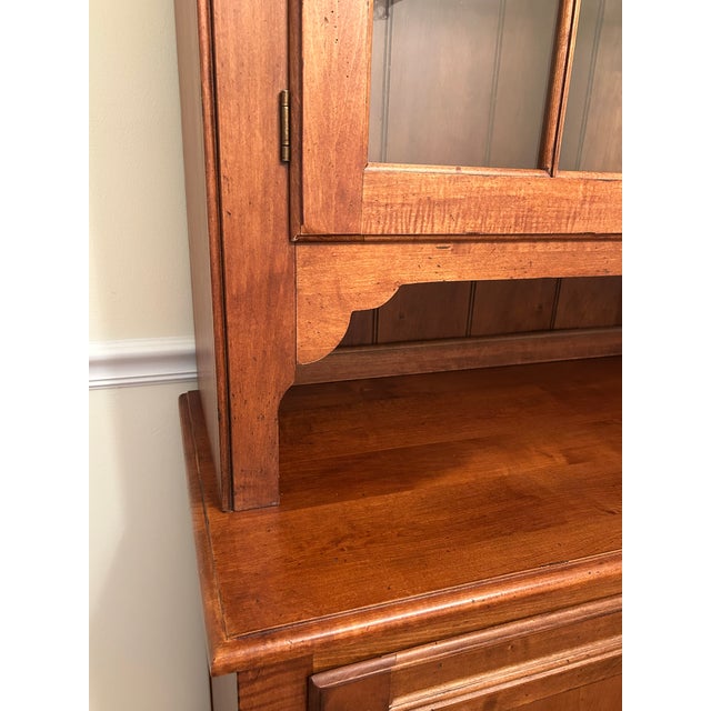 Vintage Ethan Allen Country Crossings Solid Red Maple Lighted China Hutch & Buffet For Sale In Washington DC - Image 6 of 12