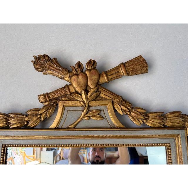 Ivory 1960s Italian Hollywood Regency Carved Wood Gilt Wall Mirror With Neoclassical Crest For Sale - Image 8 of 12