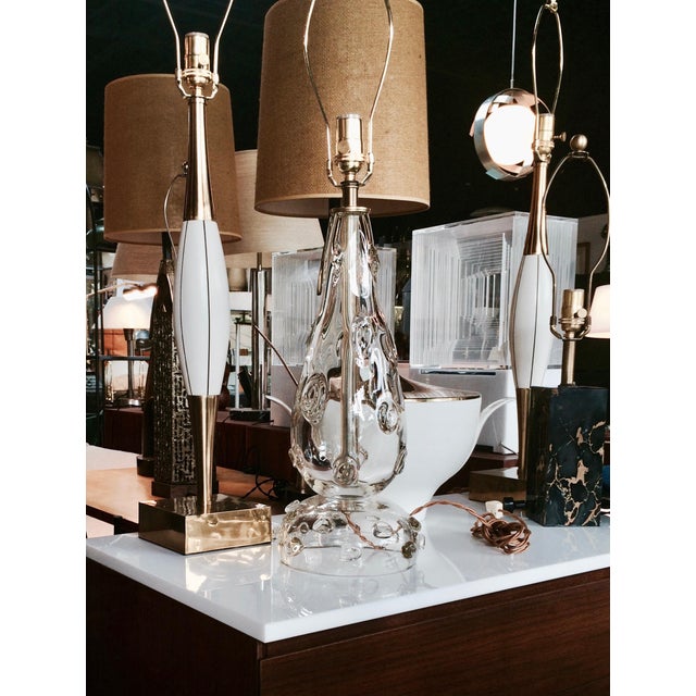 Hollywood Regency Mid-Century Stewart Ross James Attrib. White Incised Wood and Brass Table Lamps - a Pair For Sale - Image 3 of 9