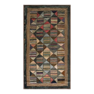 1930s American Hooked Rug 2'6" X 4'10" For Sale