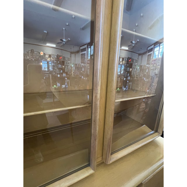 Heywood-Wakefield 1950's Heywood Wakefield Bubble Front Mid Century Modern China Cabinet For Sale - Image 4 of 11