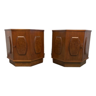 Mid 20th Century Modern Pair of Walnut and Burl Nightstands by Young Manufacturing, Attributed For Sale