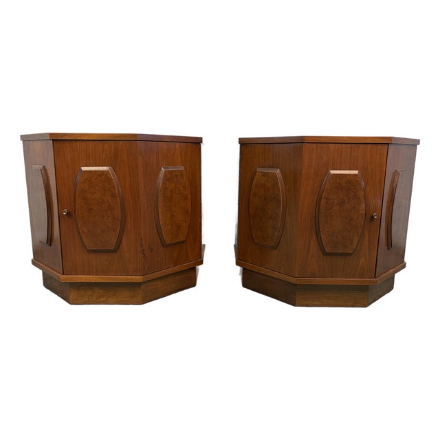 Mid 20th Century Modern Pair of Walnut and Burl Nightstands by Young Manufacturing, Attributed For Sale
