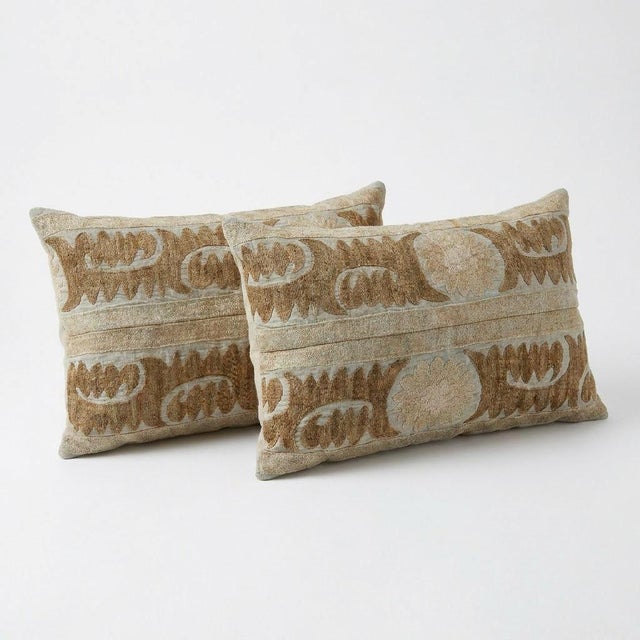 Mid-Century Modern Uzbek Suzani Lumbar Pillow Cover 17'' X 24'' - Set of Two For Sale - Image 3 of 5