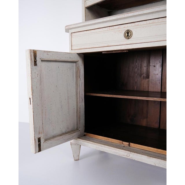 Gustavian Display Cabinet in Light Grey with Patina, 1790s For Sale - Image 11 of 15