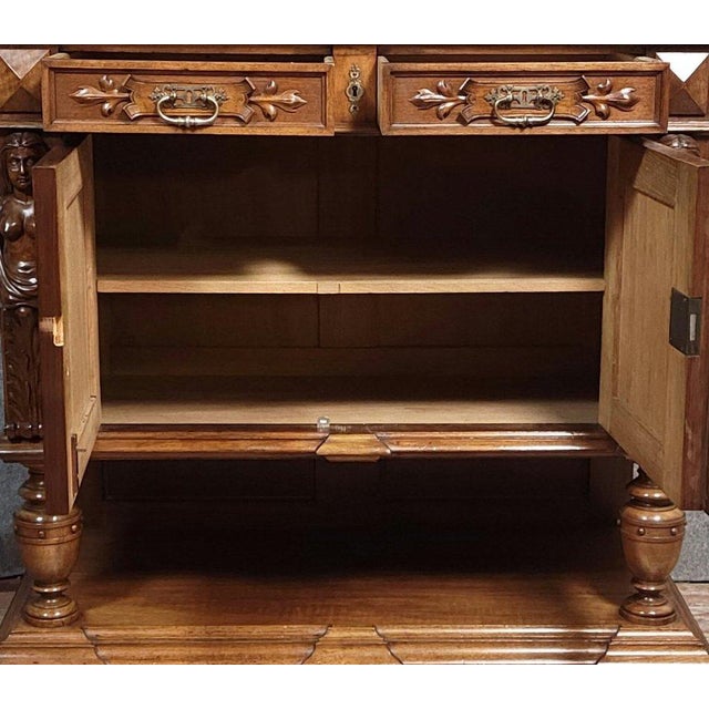 A richly carved and ornate display cabinet – Opening top to reveal white marble – 19th century A very fine display cabinet...