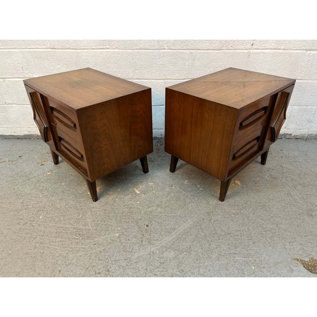 Pair of Vintage Sculpted Walnut Nightstands by Young Mfg., Attributed For Sale In New York - Image 6 of 16