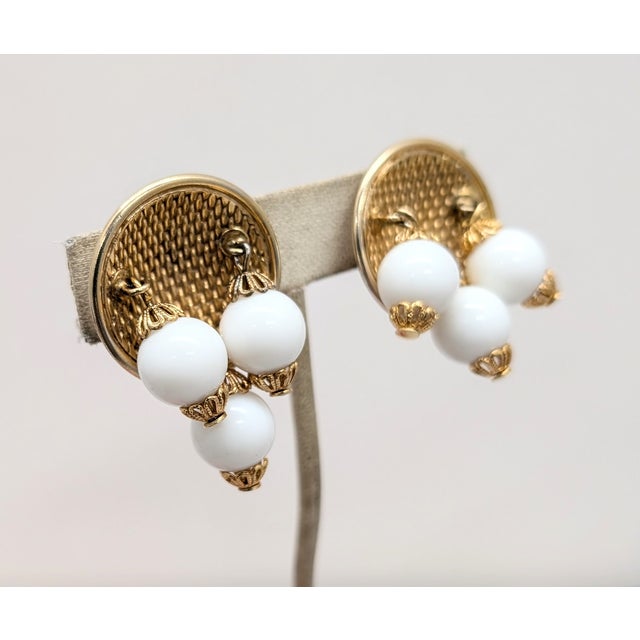 Mid-Century Modern Vintage 1950s Signed Hattie Carnegie Goldtone White Resin Drop Clip Earrings-2 Pieces For Sale - Image 3 of 9