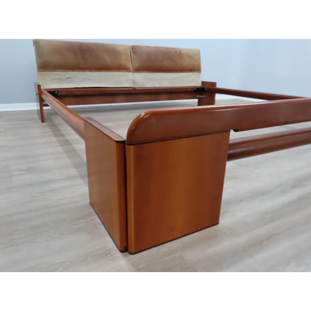 Mid-Century Modern Walnut and Leather Bed attributed to Tobia Scarpa for Stildomus, 1970s For Sale - Image 3 of 13