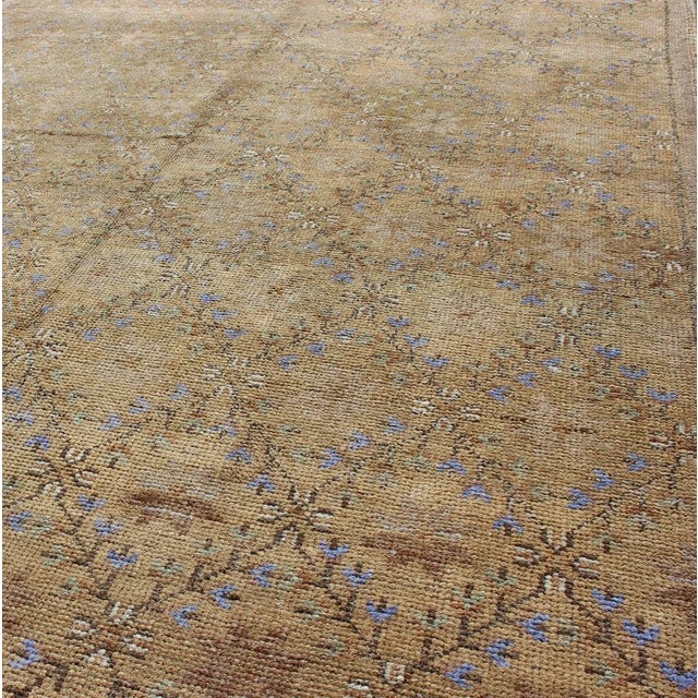 Mid 20th Century Mid 20th Century Mid 20th Century Turkish Vintage Oushak Rug With All-Over Design and Neutral Colors; Tan Taupe and Purple For Sale - Image 5 of 8