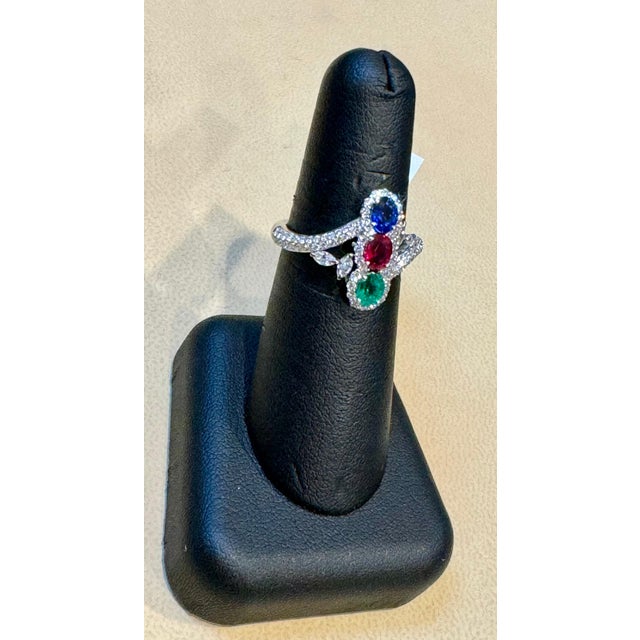 Arts & Crafts 1.2 Ct Fine Natural Emerald Ruby & Sapphire + 1.5 Ct Diamond 18 KWG Ring S 7 For Sale - Image 3 of 18