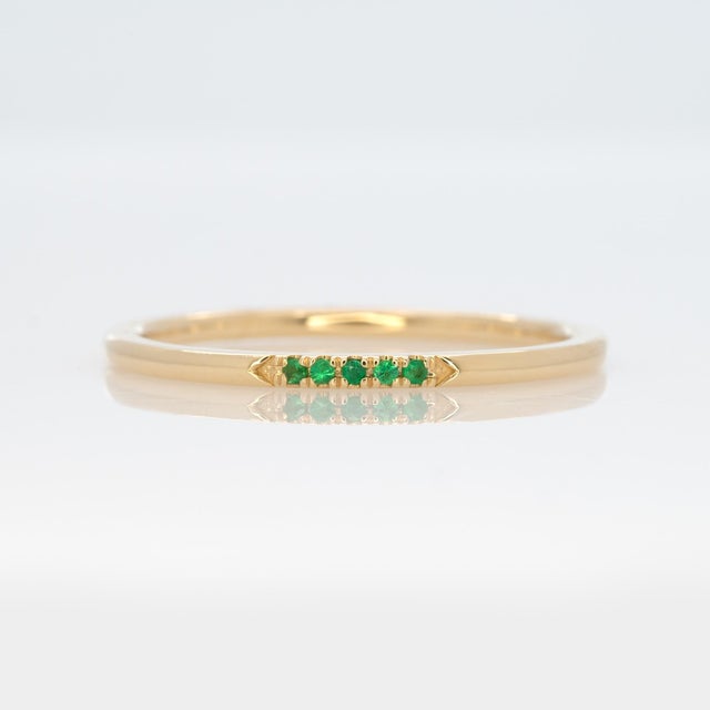 2020s Elegant Green Tsavorite Band Ring in Solid 14k Yellow Gold Jewelry, Size 6.75 For Sale - Image 5 of 8